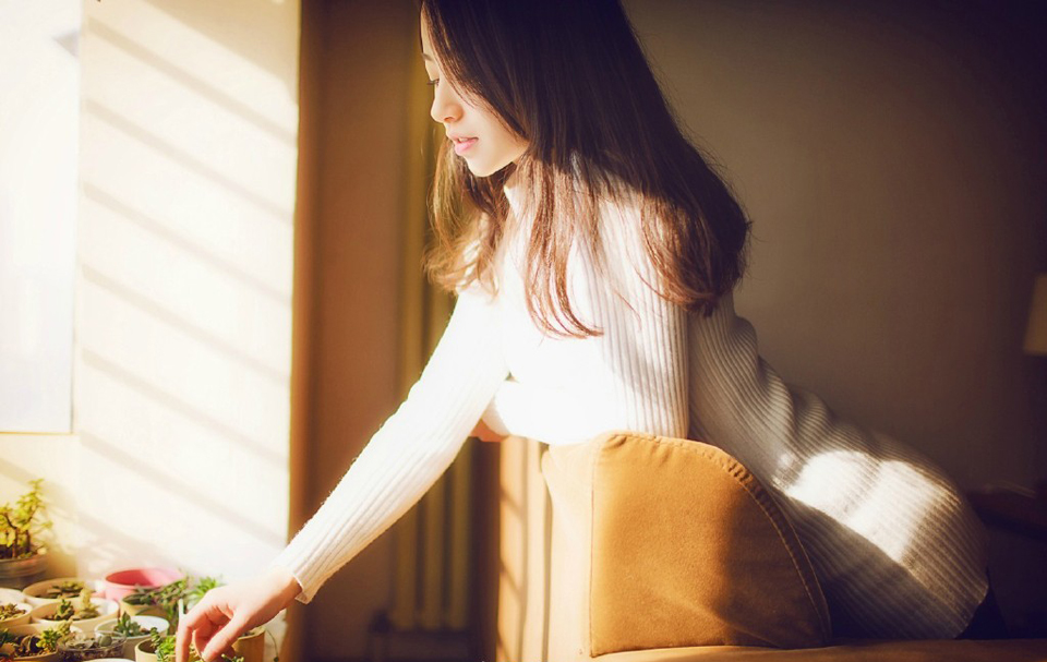 “嗯，家父最近身体不适，妾身明日想回娘家一趟。”美妇有些为难的看向刘璝，毕竟自己夫君久在军中，难得回来，自己却不能够陪伴左右，心中有些愧疚。
